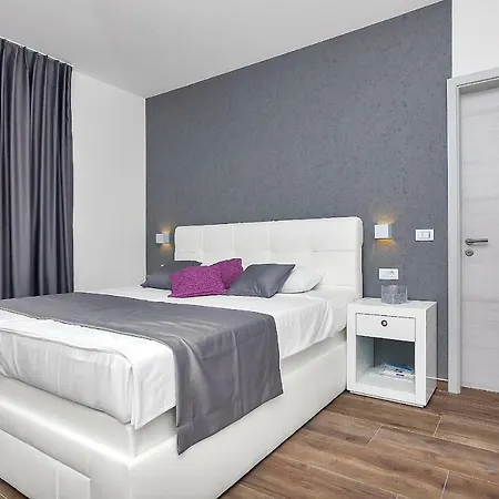 Selina - Nera * מאקרסקה